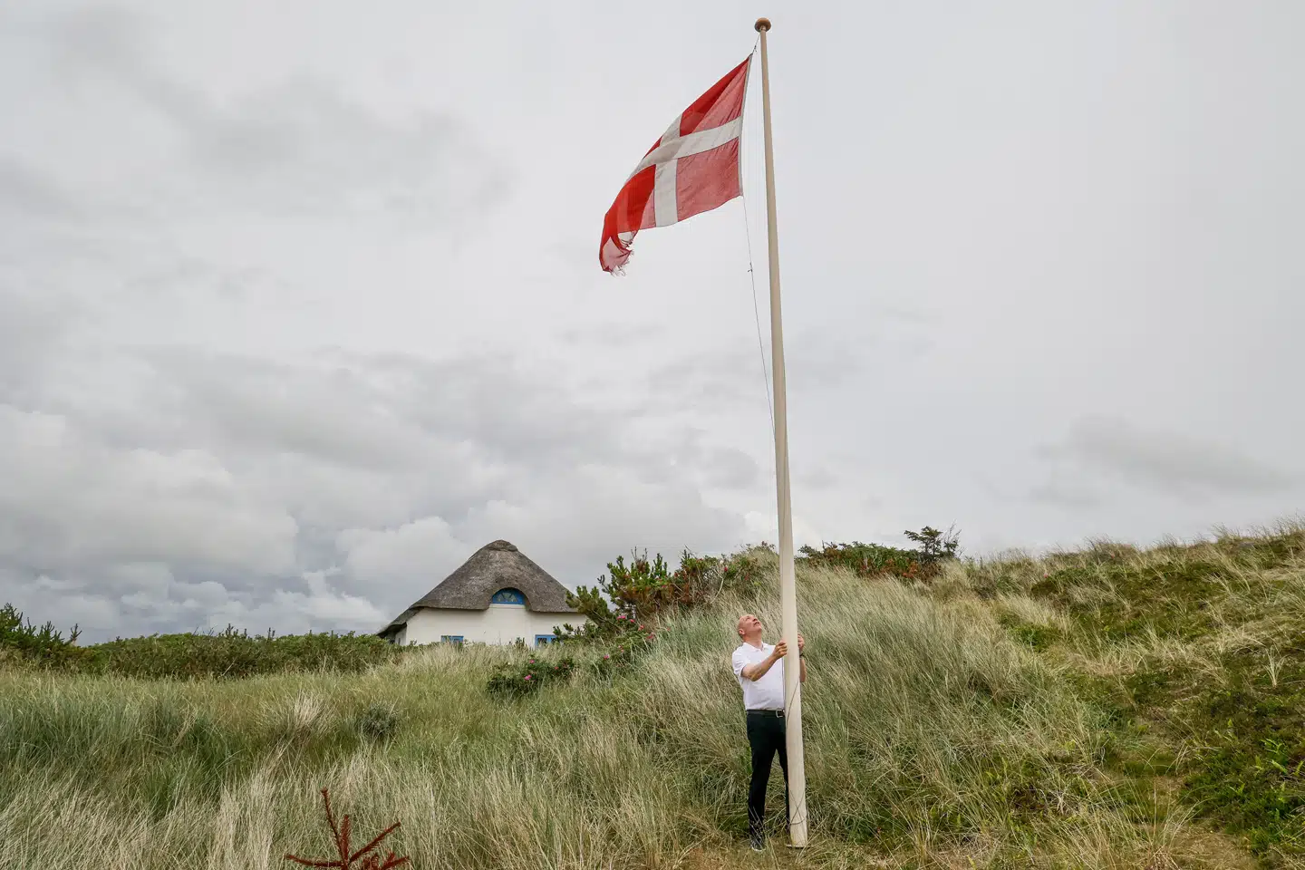 »Når jeg siger landbrugsæt, er det, fordi det er en livsindstilling for mig. Den viljestyrke, der findes på landet, er fascinerende. Hvis alle havde samme stædighed og flid som fiskere og landmænd, ville Danmark se anderledes ud.« Søren Gade hejser flaget for livet på landet. Foto: Niels Henrik Dam, Scanpix