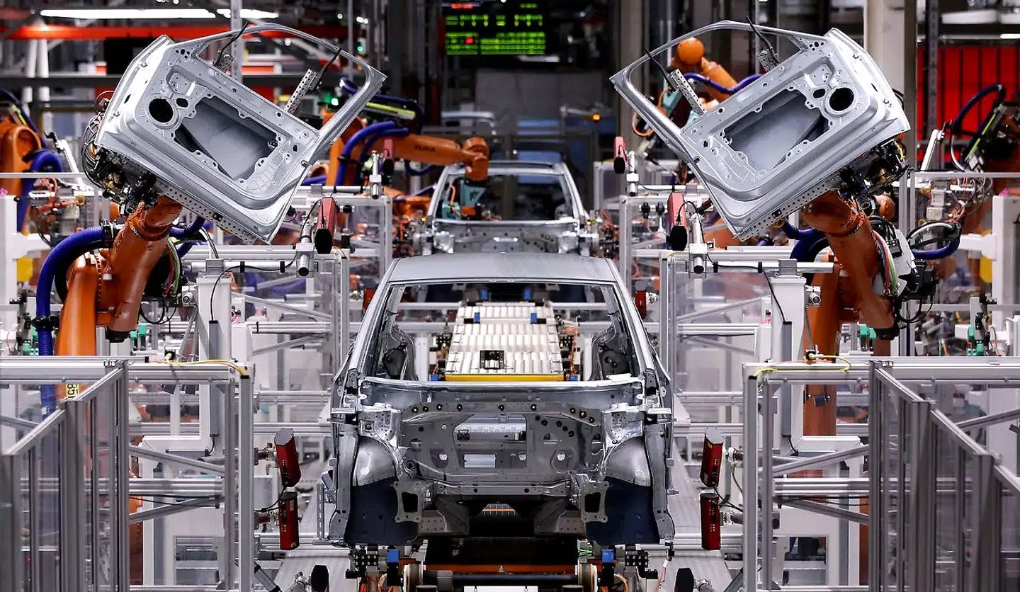 Skal Europa gøre sig uafhængig af Kina, kan vi blive nødvendigt at lave vores egne elbiler – med magneter, der ikke kræver sjældne jordarter. Billedet viser samlingen af en elektrisk Volkswagen på en fabrik i den østtyske by Zwickau. Foto: Ronny Hartmann, Scanpix