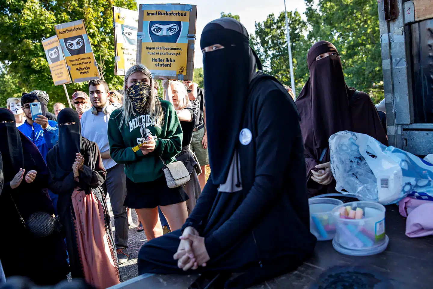 I 2018 så vi, hvordan danske kvinder med niqab demonstrerede mod tildækningsforside om side med fjerdebølgefeminister. Foto: Jacob Ehrbahn, Scanpix.