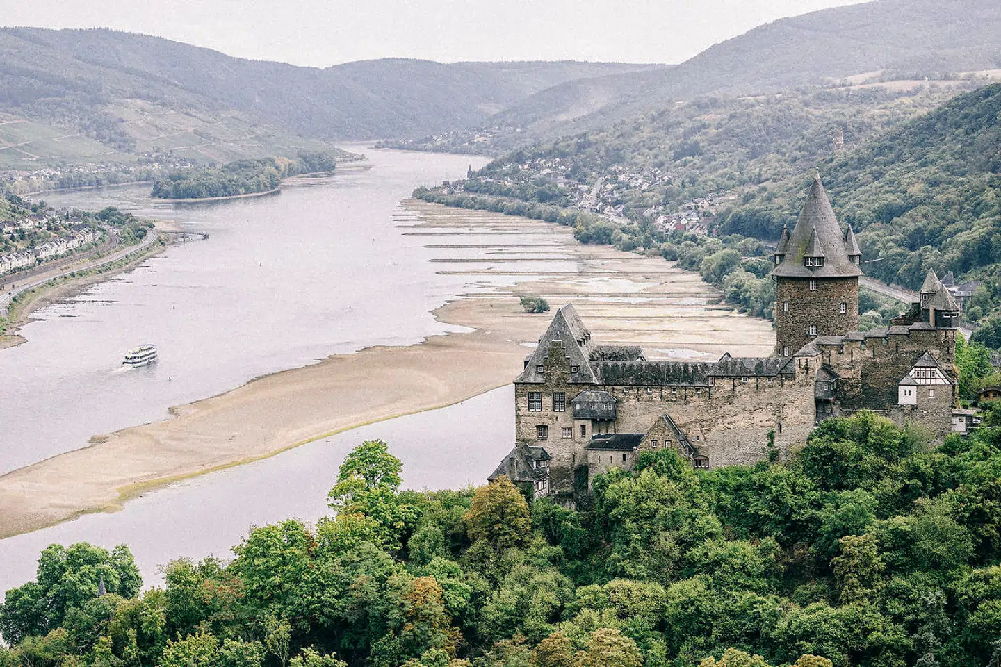 Vandstanden i Rhinen er dalet, og det samme er tyskernes humør. For tiden handler alt om, hvordan man omlægger sin levevis, så energiforbruget minimeres: Kolde bade, slukkede gadelygter og bussen frem for bilen. Foto: Imago, Scanpix