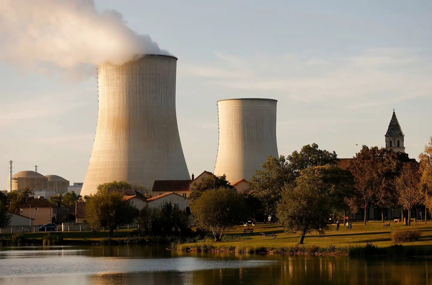 I den senere tid er det nukleare glansbillede begyndt at falme i Frankrig, som ellers er et af de lande i Europa, hvor den folkelige og politiske opbakning til atomkraft er størst. På billedet er reaktoren i Civaux. Foto: Stephane Mahe, Scanpic