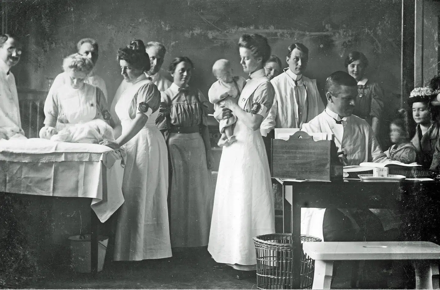 Sygeplejersker på en polioklinik for børn. Billedet er taget på Rigshospitalet mellem 1912 og 1916 og tilhører Dansk Sygeplejehistorisk Museum. Se flere billeder fra sygeplejens historie på www.dsr.dk/dshm. Foto: Dansk Sygeplejehistorisk Museum