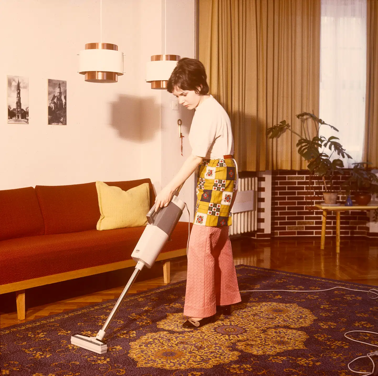 Siden 1960erne er kvinderne trådt ud af husmorrollen og ind på arbejdsmarkedet. Storvasken tager ikke længere en hel dag at klare, at piske æg og lave mad tager ikke længere den halve. Meget omsorgsarbejde er blevet til betalte job: pædagoger og plejehjemspersonale. Foto: GDR, Scanpix