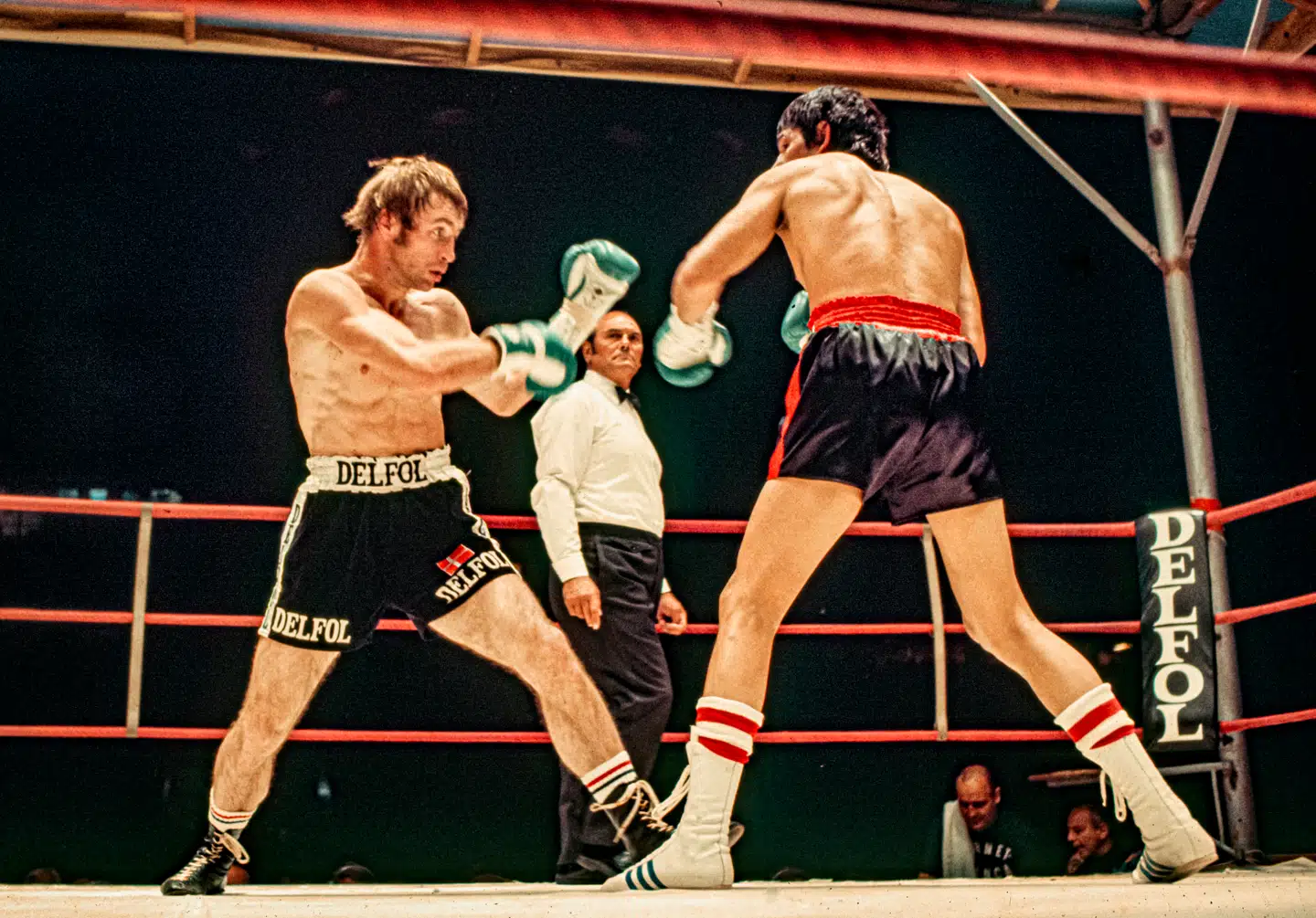Opgøret mellem Tom Bogs og Carlo Monzon i Københavns Idrætspark 19. august 1972. Kampleder Harry Hibbs defilerer rundt i baggrunden. Foto: Willy Henriksen, Scanpix