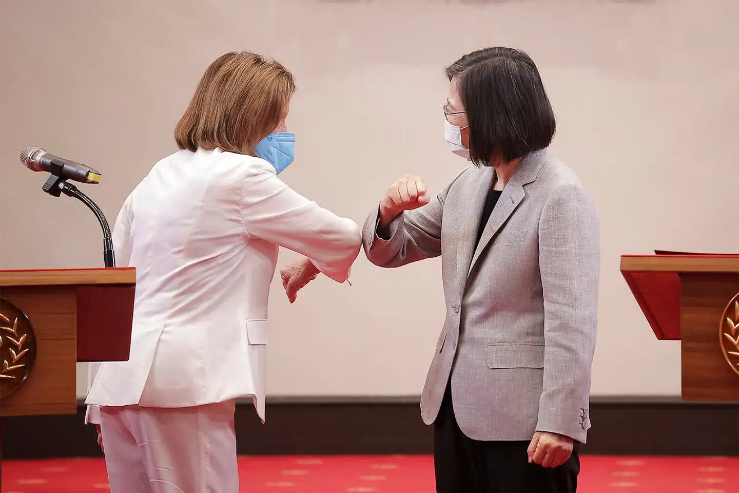 »Den skarpsindige iagttager har nok bemærket, at Nancy Pelosis rejse til Taiwan kunne have været udført mere elegant,« skriver Martin Krasnik i denne leder. Formanden for Repræsentanternes Hus i albuehilsen med Taiwans President, Tsai Ing-wen. Foto: Chien Chih-Hung, Scanpix