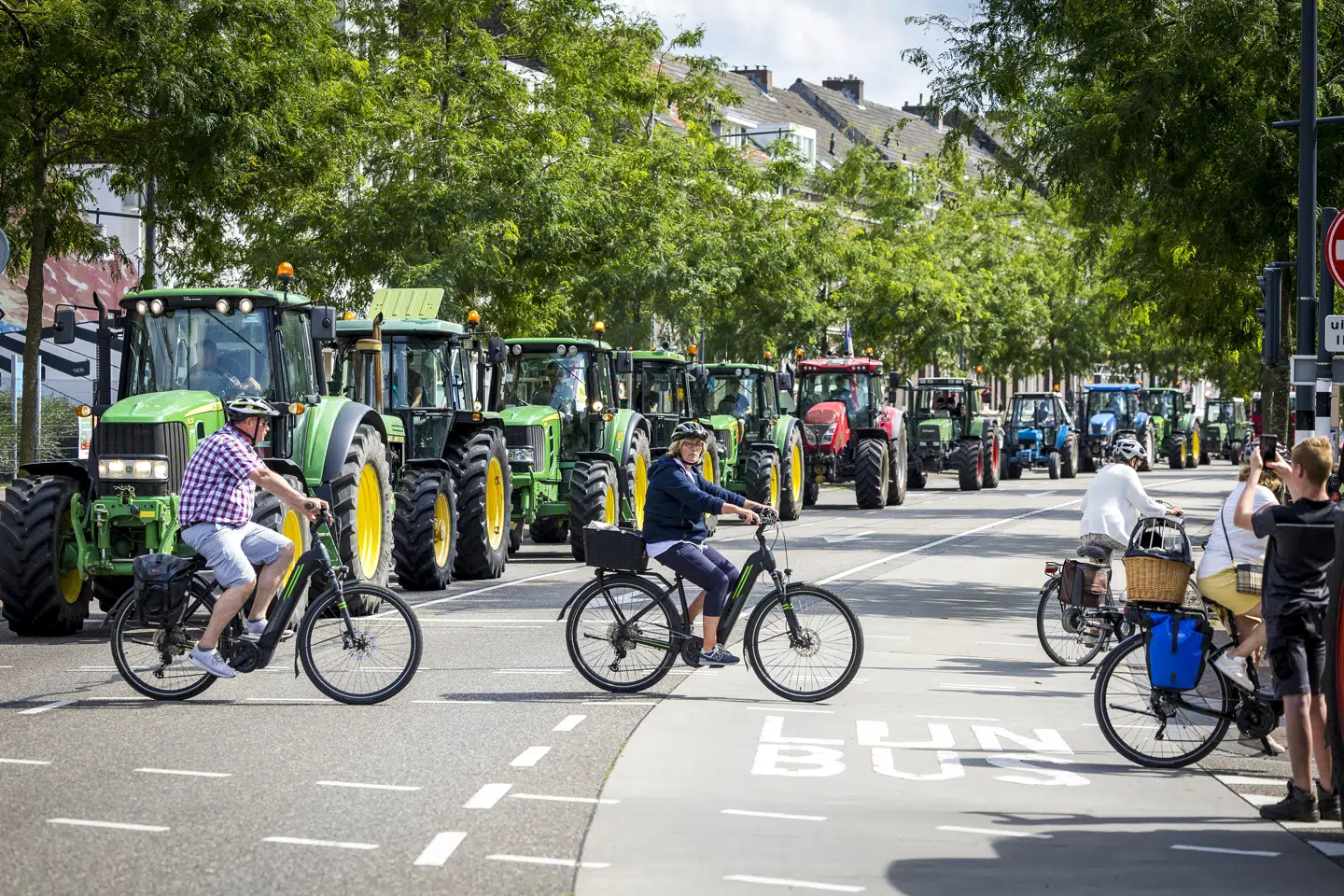 De hollandske landmænd har indledt omfattende blokader af alt fra lufthavne til supermarkeder. Her blokerer de hovedindgangen til Rockwool i Roermond. Premierminister Rutte får dog svært ved at imødekomme dem, da han har dannet regering med det centrum-venstreorienterede parti D66, der står stejlt på klimapolitikken.Foto: Marcel Van Hoorn, Scanpix