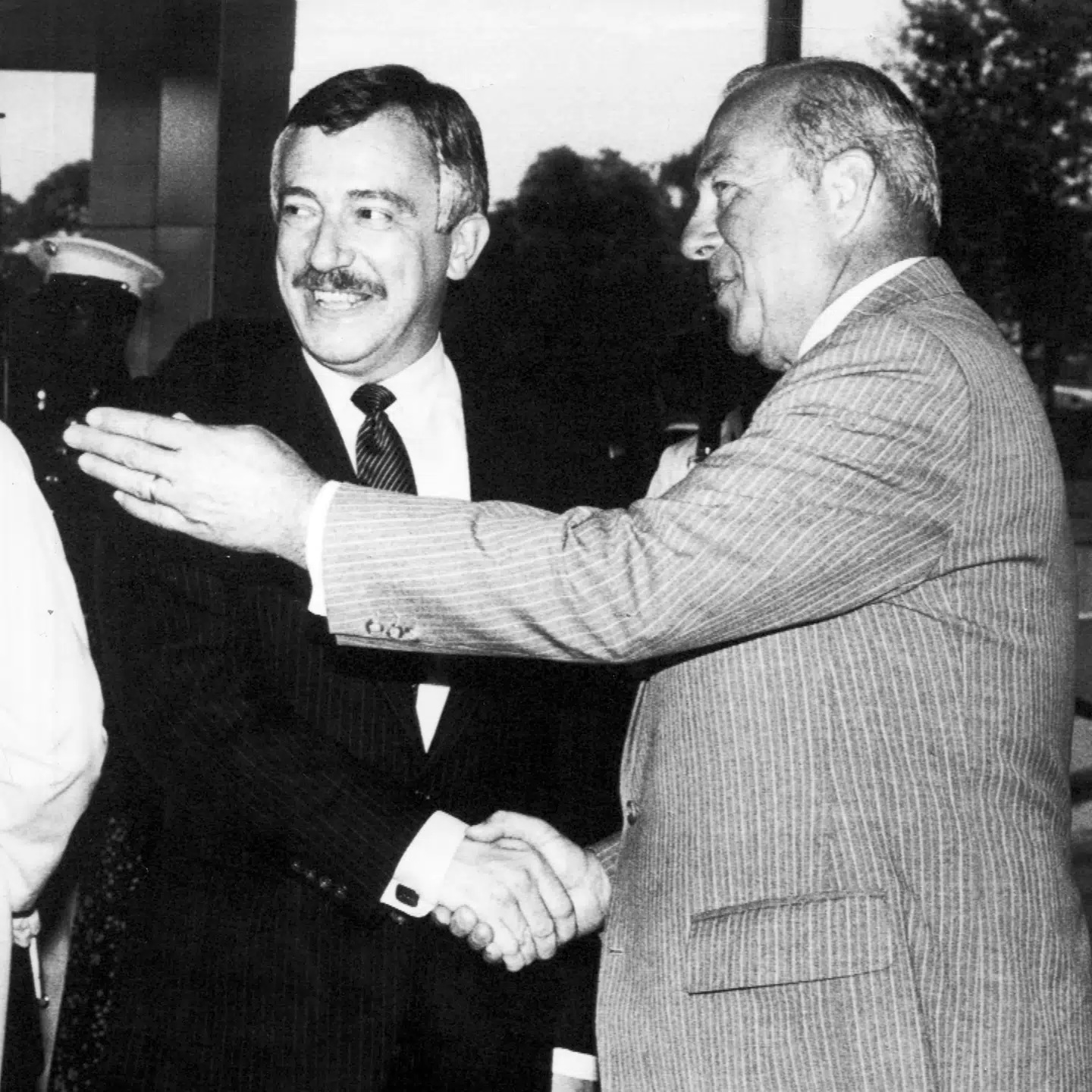 Uffe Ellemann-Jensen var en stærk udenrigsminister, fordi han var en stærk politiker, skriver Martin Krasnik. Her mødes Ellemann-Jensen med den amerikanske udenrigsminister, George Schultz. Arkivfoto: Scanpix.