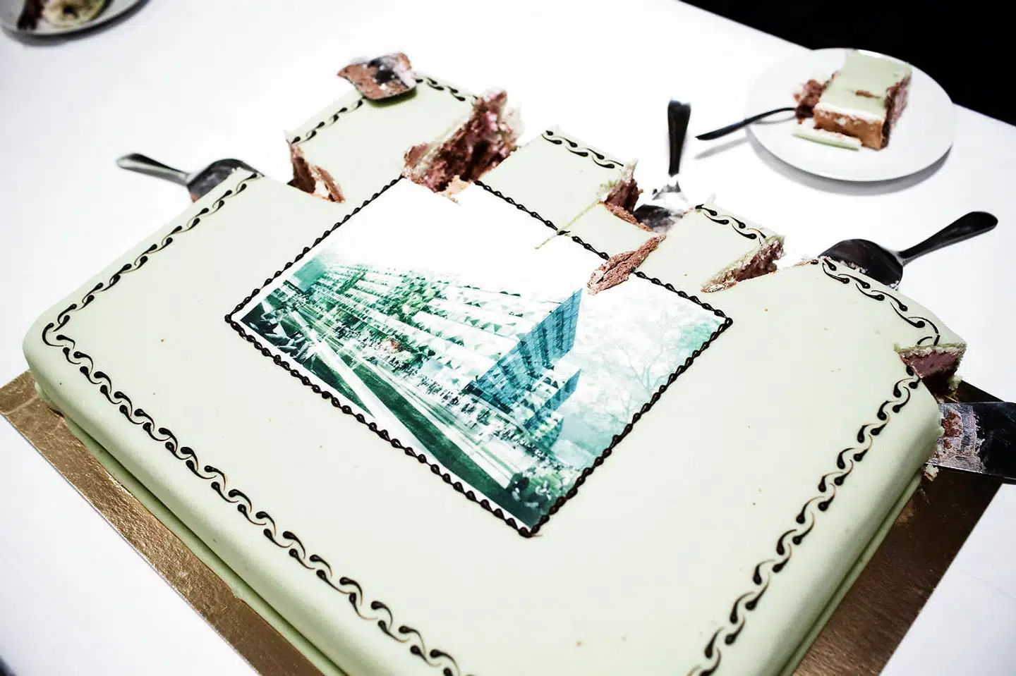 Daværende videnskabsminister Charlotte Sahl-Madsen stak for, da et hold af dignitarer fejrede beslutningen om at etablere en Niels Bohr Science Park i 2010. Foto: Marin Stampe, Scanpix