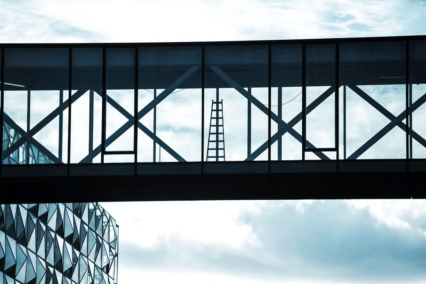 En gangbro over Jagtvej forbinder Niels Bohr Bygningens to hovedafsnit. Foto: Thomas Vilhelm, Scanpix