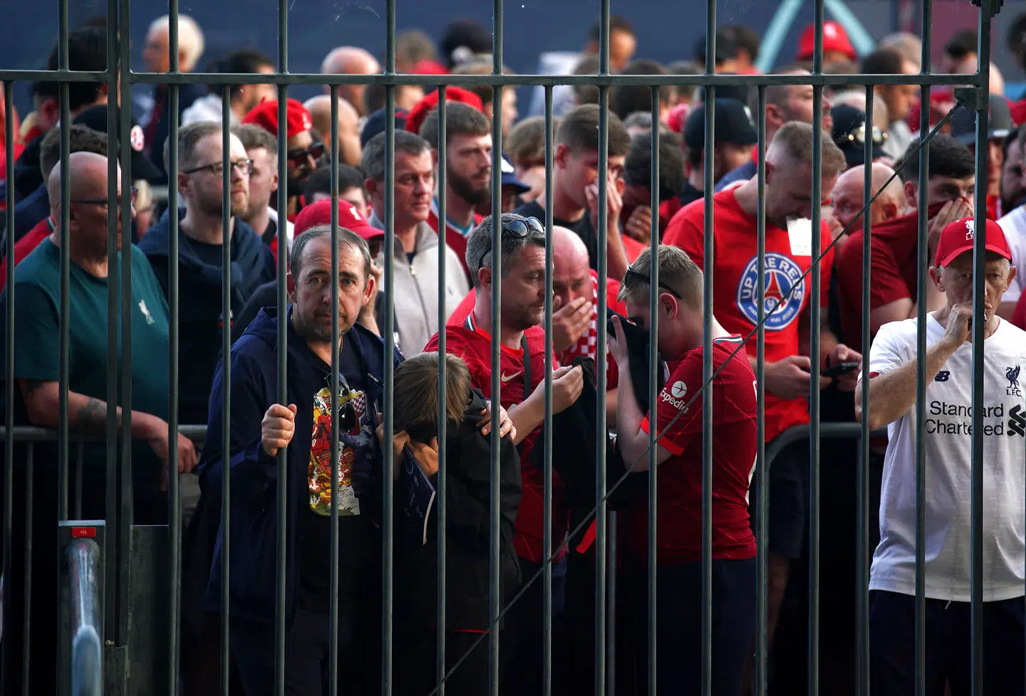 Liverpool-fans før kampstart, der blev udskudt over en halv time på grund af urolighederne foran Stade de France. Foto: Peter Byrne, Scanpix
