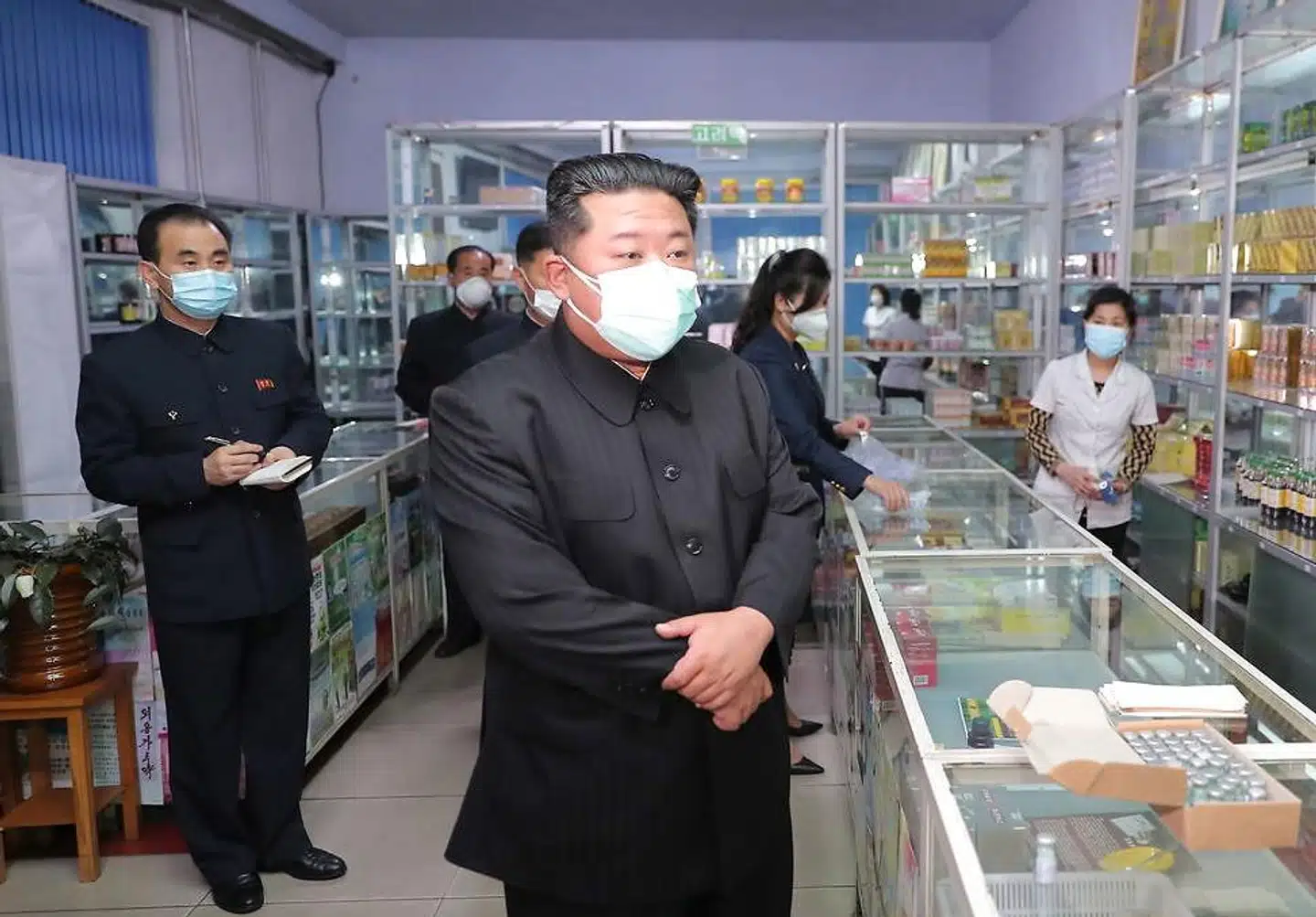 Kim Jong-un inspiserer et apotek i Pyongyang den 15. maj 2022. Foto: KCNA, Scanpix
