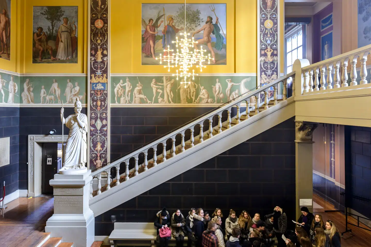 Forhallen og hovedindgangen til Københavns Universitet, city campus. En skoleklasse er på besøg. Forhallens udsmykning er bl.a inspireret af antikken. Foto: Christian Lindgren, Scanpix