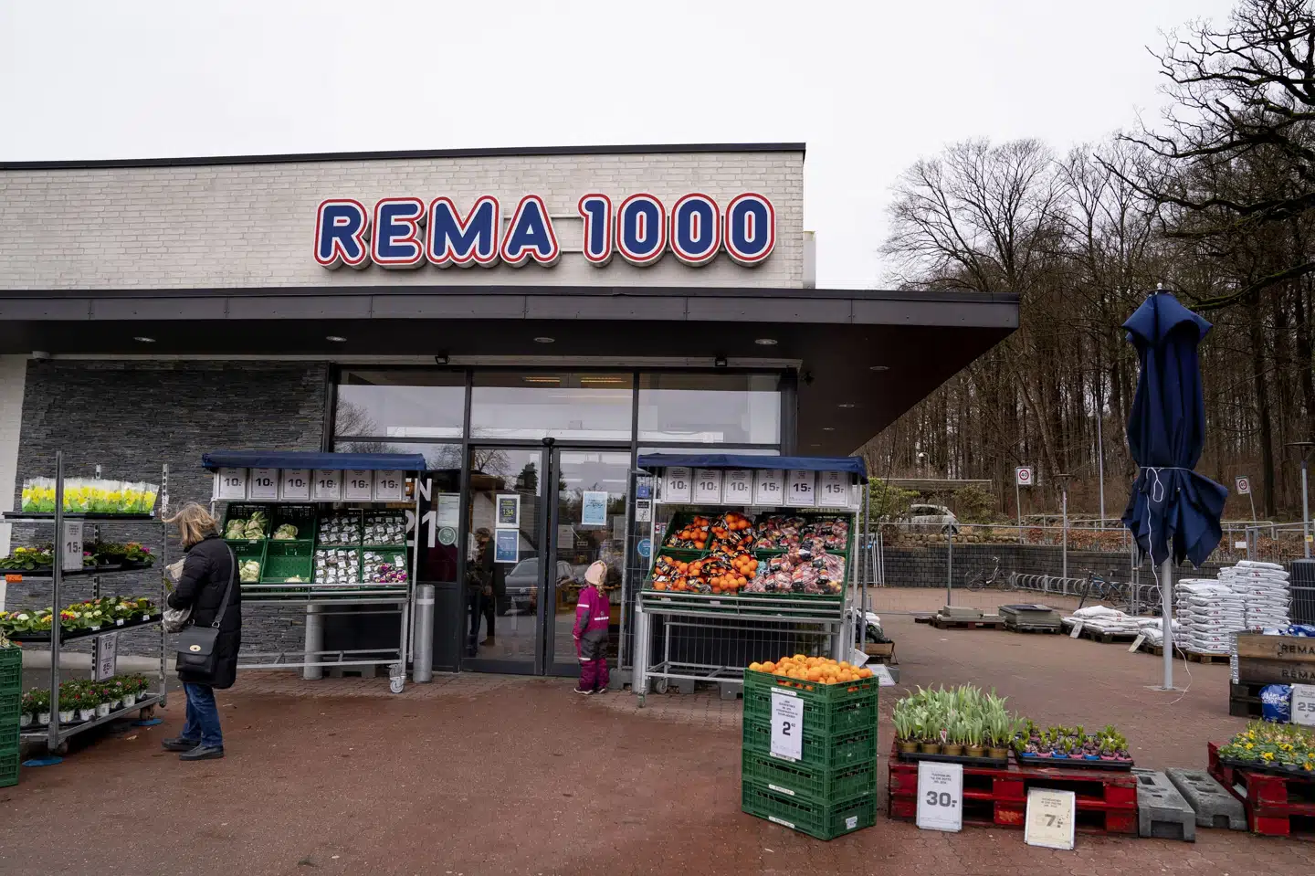 Rema 1000 åbner den kommende tid et stort antal nye butikker oven i dem, som den norskejede kæde driver i forvejen. Billedet er fra butikken i Værløse. (Arkivfoto).