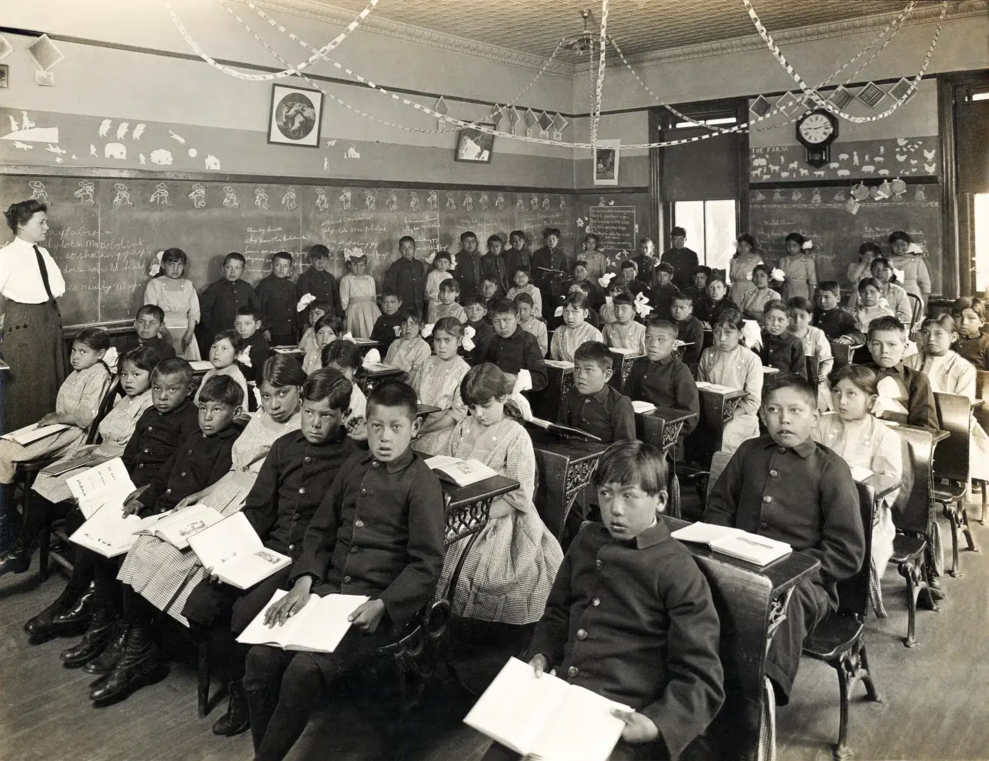 »Nogle af børnene blev tæsket som hunde.« Elever på skolen i Genoa, 1911 Foto: Genoa U.S. Indian School Foundation