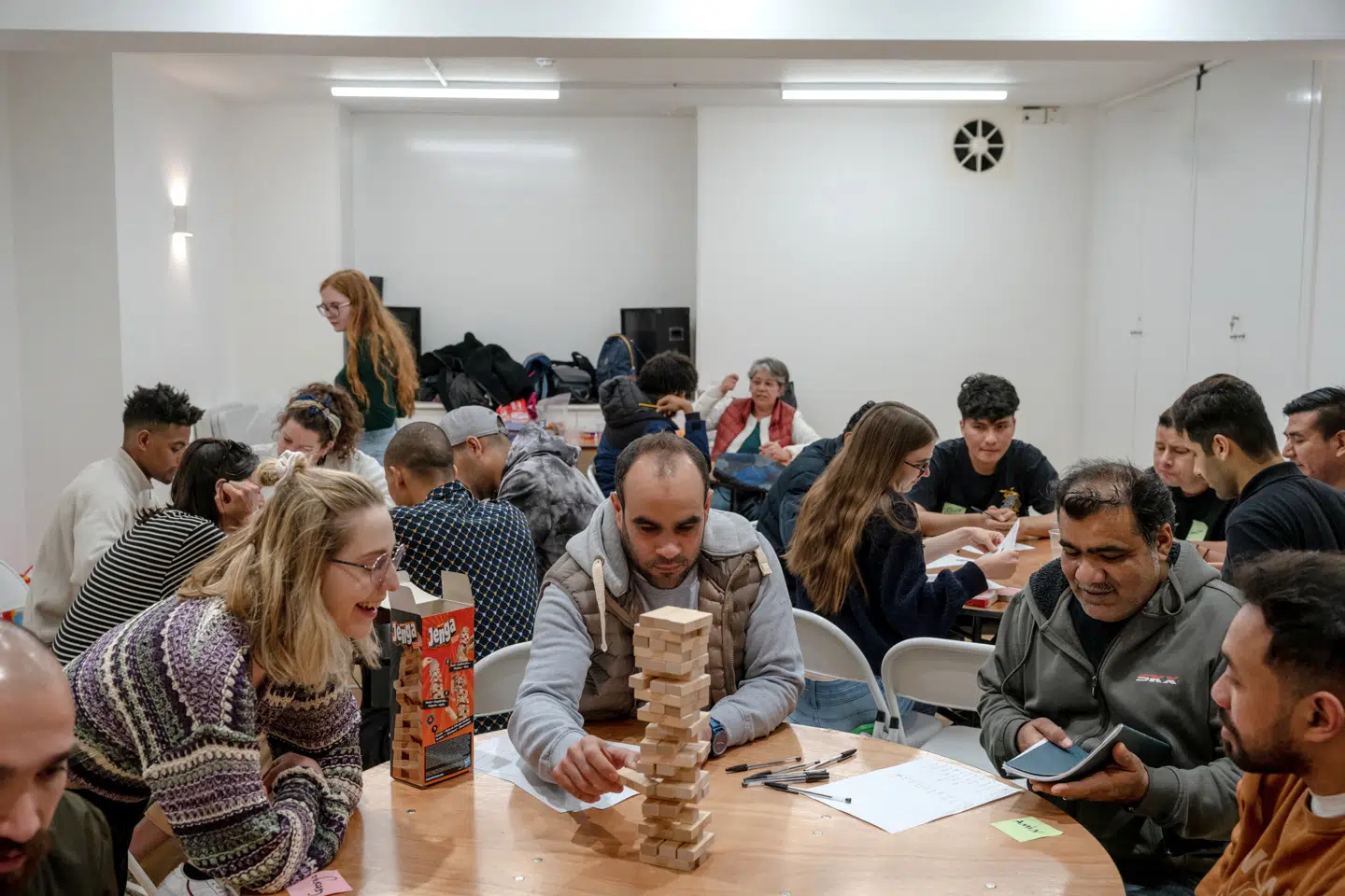 I en kirkekælder i Lonson prøver frivillige fra foreningen Care4Calais at støtte asylansøgere. Det vækker uro, at den britiske regering har aftalt med Rwanda, at det afrikanske land skal tage sig af mange af de asylansøgere, som vil til Storbritannien. I britiske medier kaldes den planlagte overflytning af asylansøgere en ny form for imperialisme. Foto: Andrew Testa, Ritzau / Scanpix.