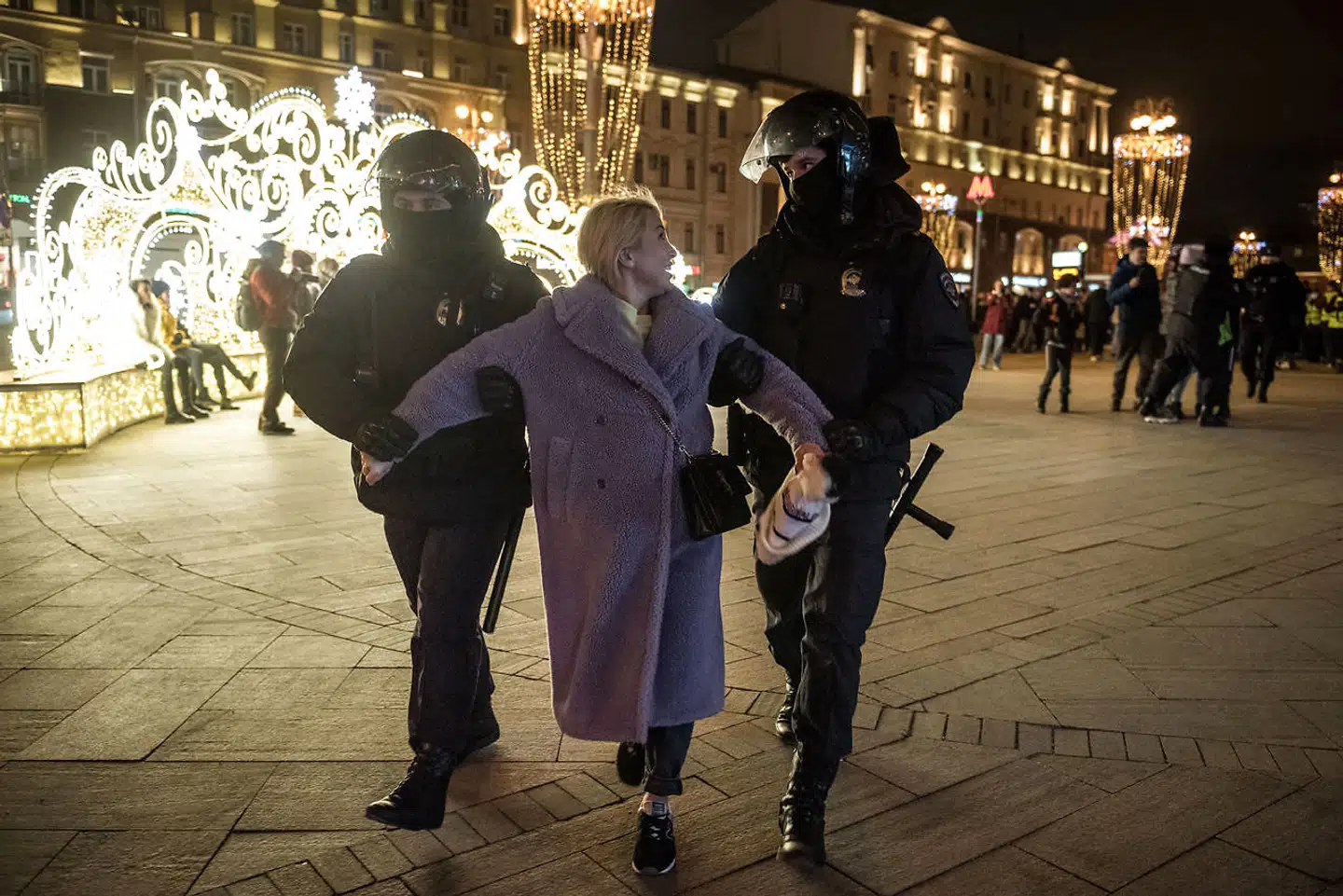 Antikrigsdemonstration i Moskva. Den 4. marts vedtog den russiske regering en lov om en straf på op mod 15 års fængsel for alle, der spreder »falske nyheder« i landet – heriblandt at kalde Ruslands angreb på Ukraine for en »krig«. Foto: Sergey Ponomarev/The New York Times