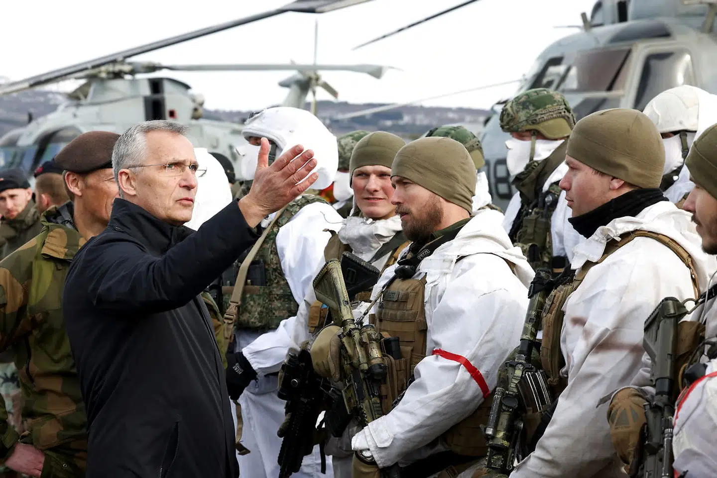 NATOs generalsekretær Jens Stoltenberg på besøg på en militærbase i Bardufoss i Norge d. 25 marts. Foto: Yves Herman, Reuters / Scanpix