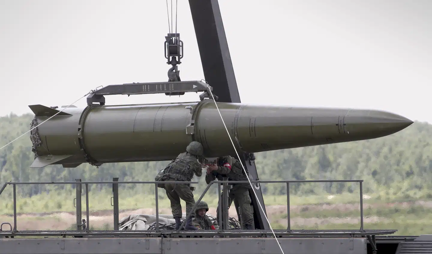 Mindst tre personer i Rusland har adgang til at affyre atomvåben, vurderer ekspert. Her klargør russiske soldater et Iskander-missil, der kan afsende taktiske atomvåben. Foto: Sergei Karpukhin, Reuters