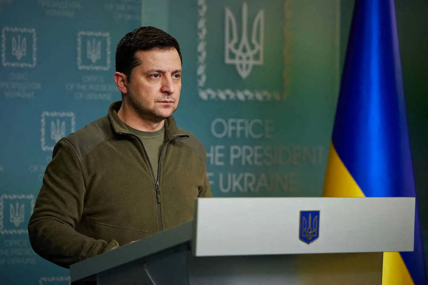 I sidste uge holdt Volodomyr Zelenskij op med at spille politiker. Da Rusland invaderede Ukraine torsdag morgen, troede de fleste ukrainere utvivlsomt, at han ville flygte ud af landet. Men Zelenskij blev, og det er et forbløffende vendepunkt. Foto: Abaca/Ritzau Scanpix