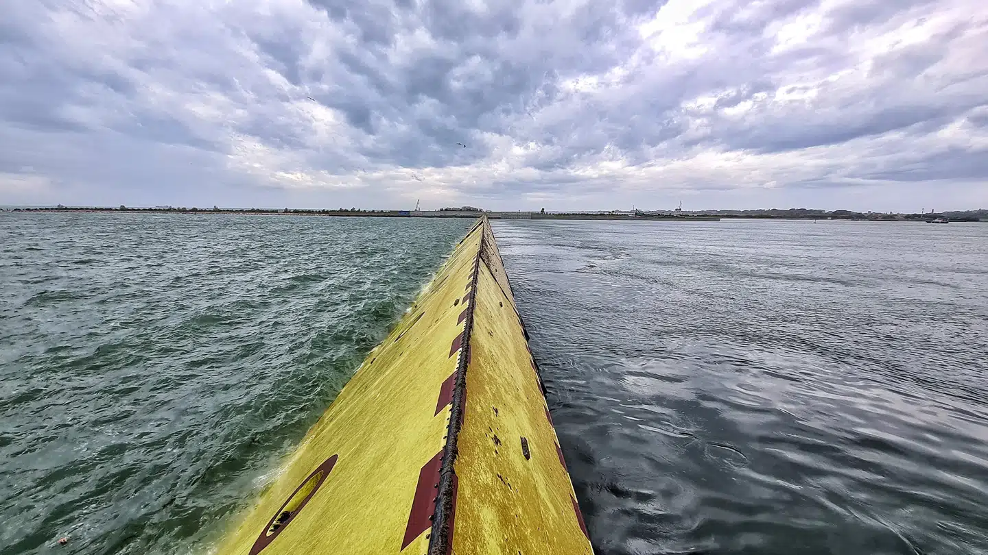 Acqua alta! Vandet stiger! Langt om længe kan man holde vandmasserne ude. De gulmalede palisader, der som Moses deler vandene. Foto: Corsonzio Venezia Nuova