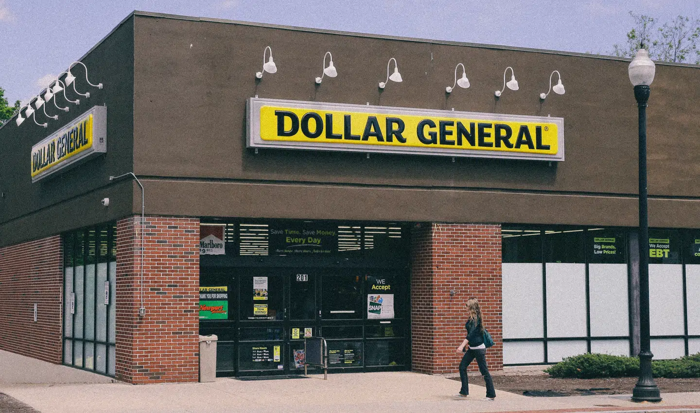 Onlinehandel og coronapandemi har lukket den ene amerikanske butikskæde efter den anden. I stedet rykker dollar-butikkerne ind. Foto: Charles Krupa, Scanpix