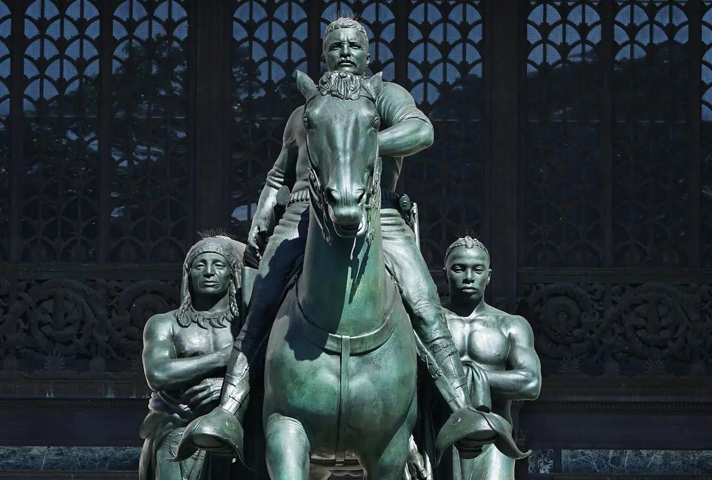Statuen forestiller Theodore Roosevelt til hest med en indfødt amerikaner på den ene side og en afrikansk amerikaner på den anden. Den blev pillet ned i januar. Foto: Timothy A. Clary, Scanpix