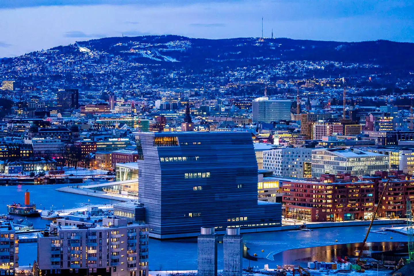 Oslo centrum, Munch-museet, Bjørvika. En glitrende, velstandens metropol. Det er der ikke noget at sige til: Nordmændene leverer et produkt, som omverdenen mod sin vilje er fuldstændig afhængig af, hvorfor selvsamme omverden underinvesterer i fossile brændstoffer og lader nordmændene skovle penge ind. Foto: Håkon Mosvold Larsen, Scanpix