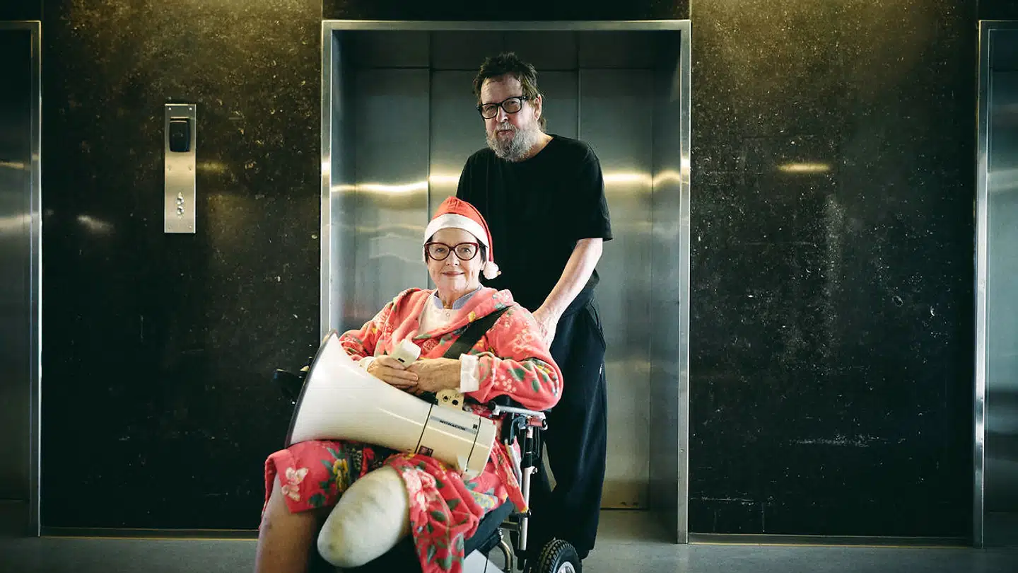 Lars von Trier med Ghita Nørby under optagelserne til 'Riget III'. Hun er i modsætning til mange af de tidligere medvirkende højst levende, men livet er et drømmespil, som hos Strindberg, som von Trier er meget optaget af, så der er som altid løsninger på samspillet mellem det denne- og det hinsidige liv. PR-foto: Henrik Ohsten