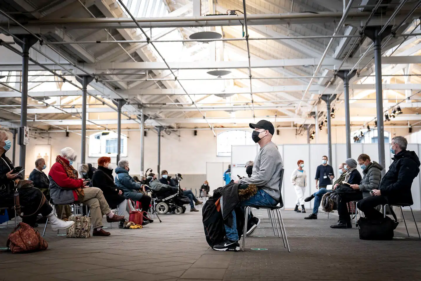 Meget tyder på, at det i stigende grad er vaccinerede, der driver smitten. Det er dog muligt, at et tredje stik - en såkaldte booster-dosis - vil kunne gøre de vaccinerede mindre smitsomme. Foto: Mads Claus Rasmussen, Scanpix.