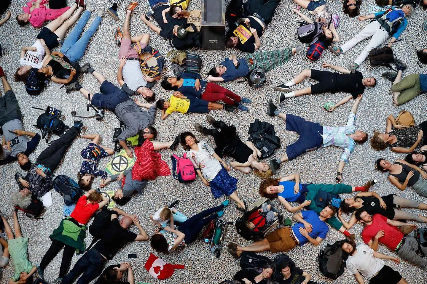 I bogen How to Blow Up a Pipeline argumenterer Andreas Malm for, demonstrationer og skolestrejker ikke nytter noget, fordi de herskende klasser bare ignorer denne civile ulydighed. Her ses aktivistgruppen Extinction Rebellion spille døde og spærre en vej i New York. Foto: Tolga Akmen, Scanpix