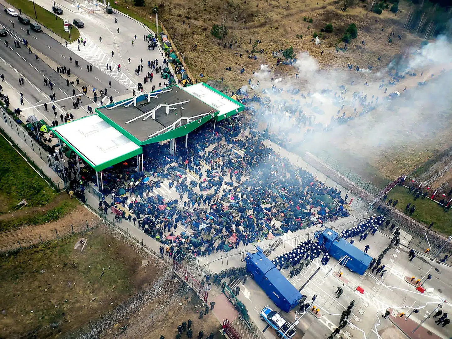 Hundredvis af migranter har oprettet en intermistisk lejr i ingenmandsland mellem en polsk og en belarussisk grænseovergang. Foto: Policja Podlaska/Reuters/Ritzau