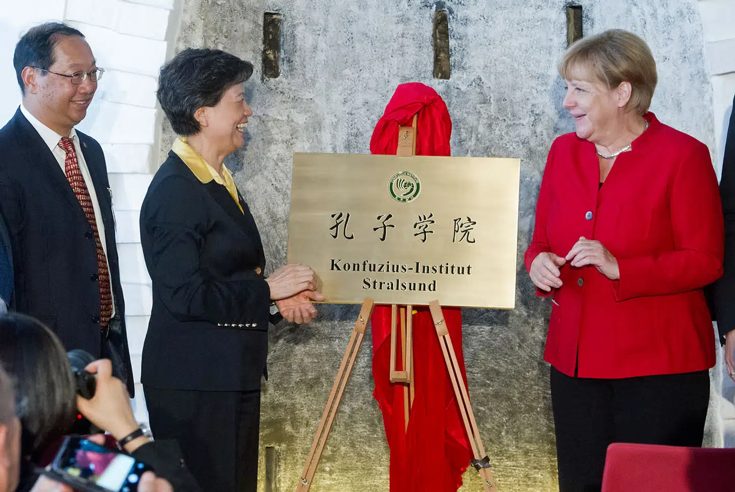 Da Confucius Instituttet i Stralsund åbnede i 2016, var der lutter smil og imødekommenhed fra begge sider. Nu diskuteres det i Tyskland, om institutterne fortsat skal være en del af universiteterne eller udskilles som selvstændige institutioner. Foto: Stefan Sauer, Scanpix