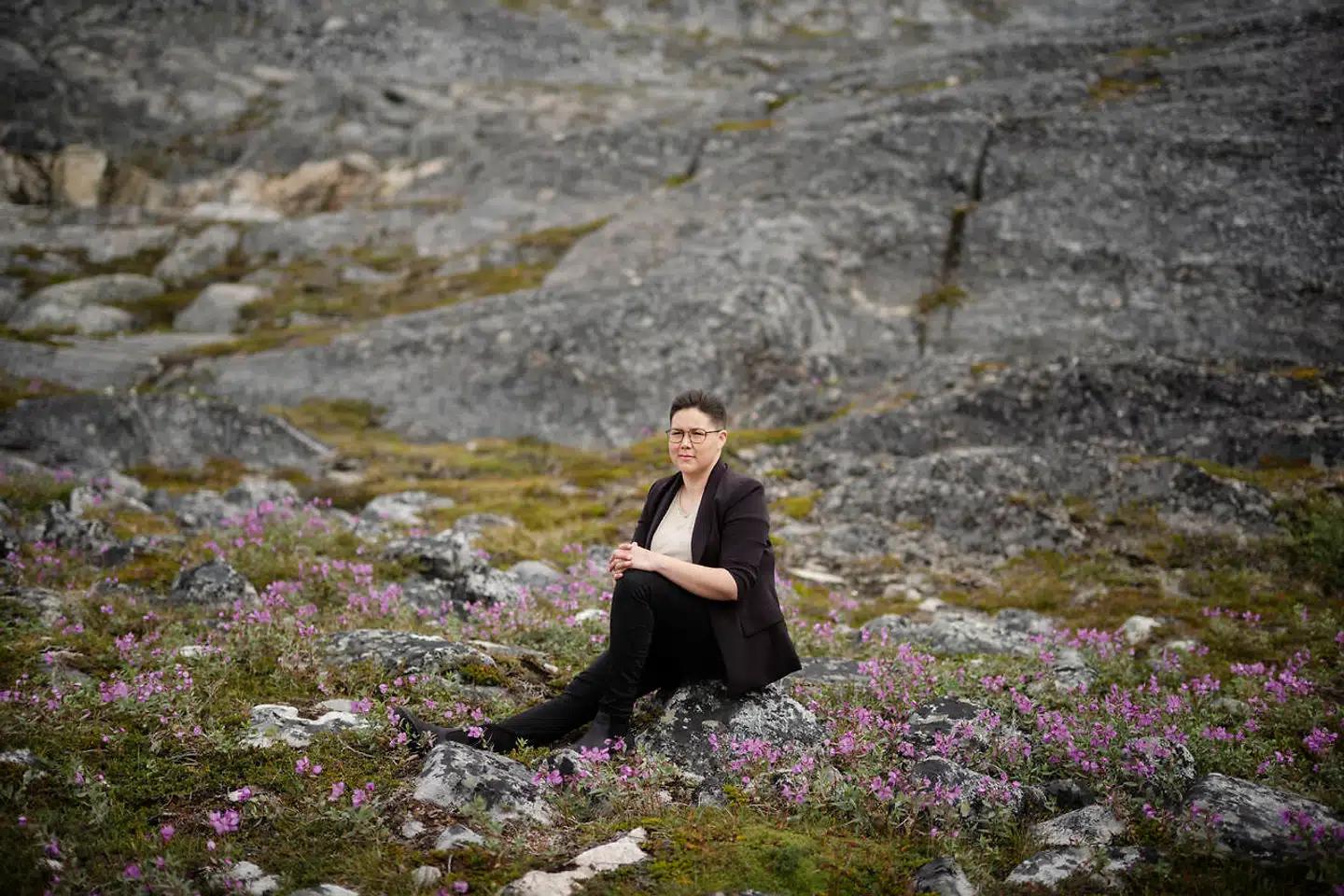 Den grønlandske forfatter Niviaq Korneliussen. Her fotograferet i fjeldet ved 'Verdens ende' hvor vejen stopper i Nuuk forstaden Qinngorput. Foto: Christian Sølbeck