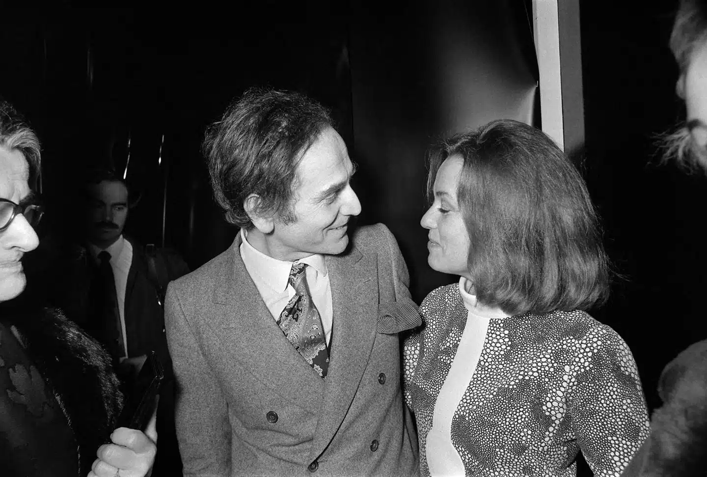 Pierre Cardin og den franske skuespillerinde Jeanne Moreau i 'Salon des Ambassadeurs' efter præsentation af Haute Couture kollektionen i 1970. Arkivfoto: AFP, Scanpix