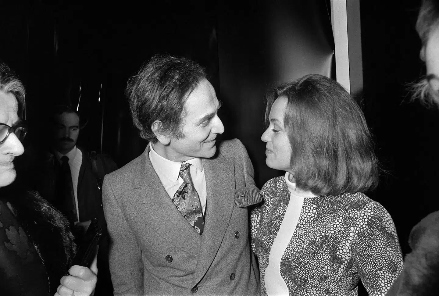 Pierre Cardin og den franske skuespillerinde Jeanne Moreau i 'Salon des Ambassadeurs' efter præsentation af Haute Couture kollektionen i 1970. Arkivfoto: AFP, Scanpix