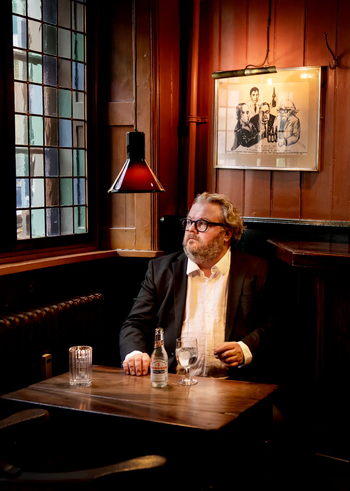 Præst og forfatter Kristian Ditlev Jensen har skrevet bogen Bar om sine egne problemer med alkohol. Her fotograferet på Hviids Vinstue der er Københavns ældste vinstue. Foto: Linda Kastrup