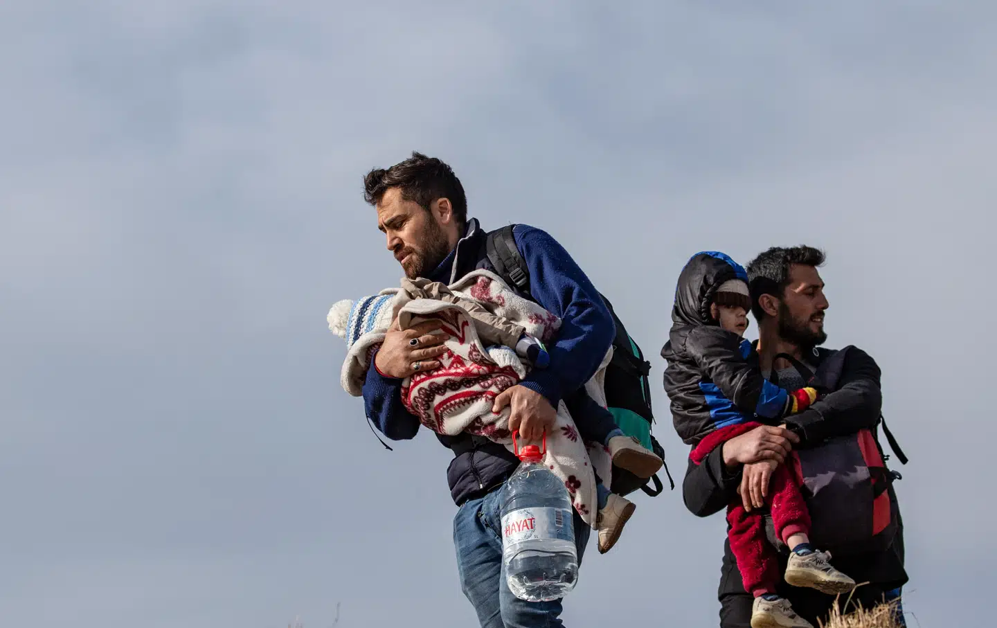 Mænd og børn på vej mod grænsen mellem Tyrkiet og Grækenland i marts 2020. Foto: Erdem Sahin, Scanpix