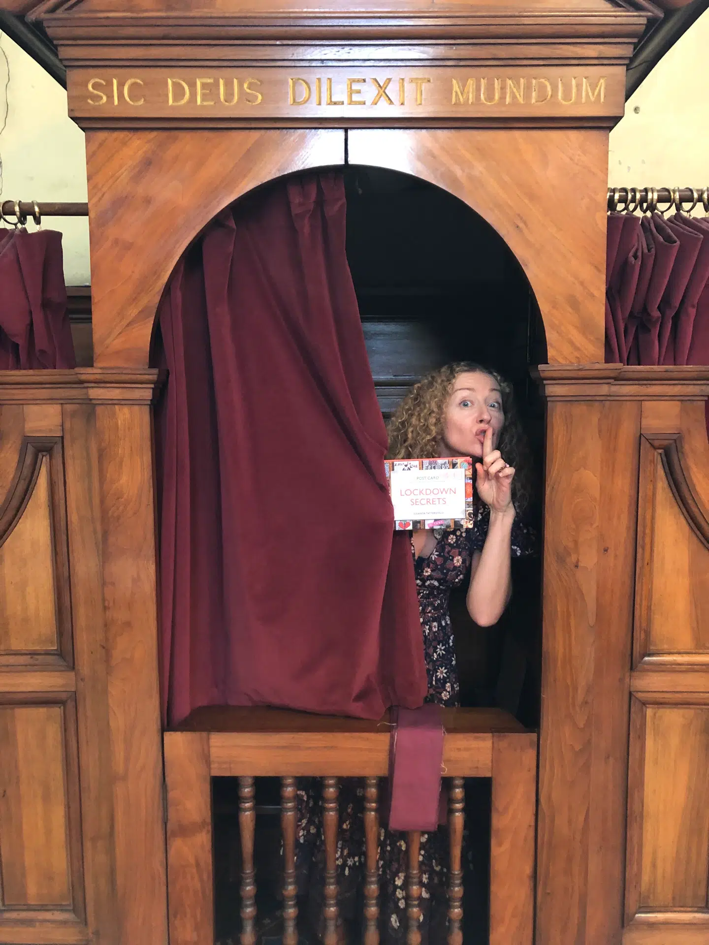 Eleanor Tattersfield er blevet »ypperstepræst« for Storbritanniens nye populære »skriftestol«, hvor folk uden filter deler deres inderste tanker, som de sender anonymt til hende i postkortform. Privatfoto