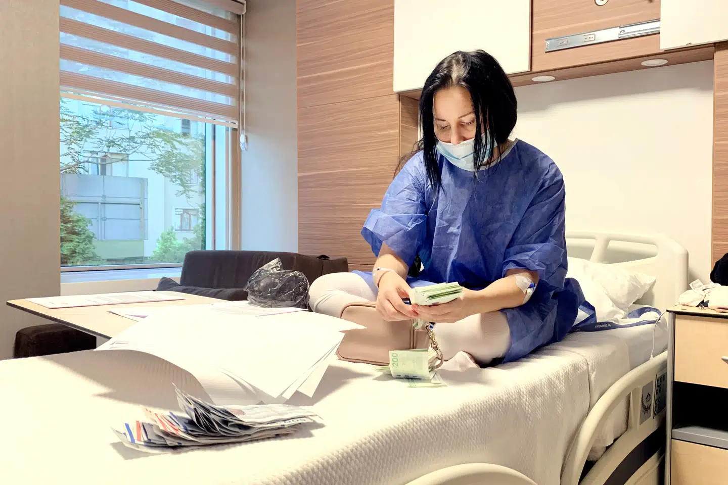 Maria Andersen tæller pengene op. En fedtsugning på lårene koster 7.000 kroner ekstra. Foto: Layal Freije