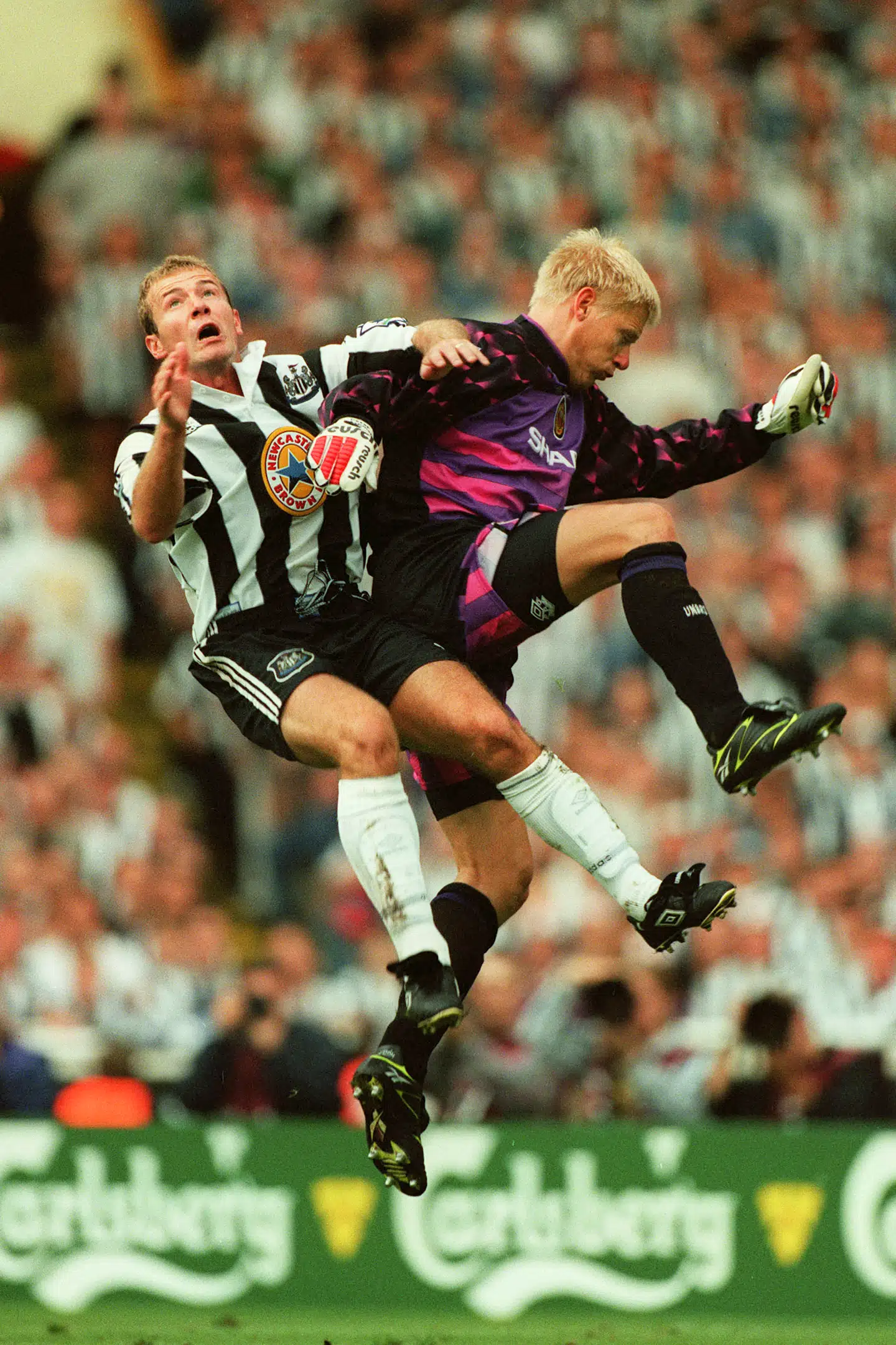 Peter Schmeichel i et af de aggressive indgreb, der kendetegnede hans målmandsstil. Her går det ud over Newcastle-profilen Alan Shearer. Foto: Mary Evans Picture Library, Scanpix