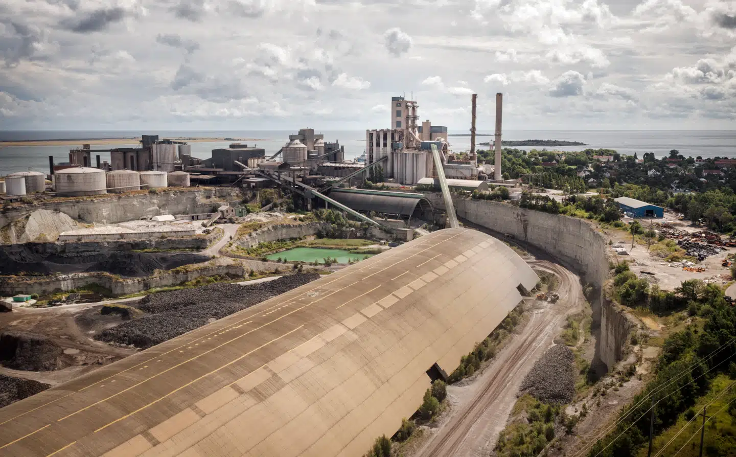 Cementas fabrik i Slite på Gotland har haft noget nær monopol: 75 procent af det svenske forbrug kommer herfra. Hvis produktionstilladelsen ikke fornys, vil det paradoksalt nok også bremse Sveriges grønne omstilling. Foto:Karl Melander, Scanpix
