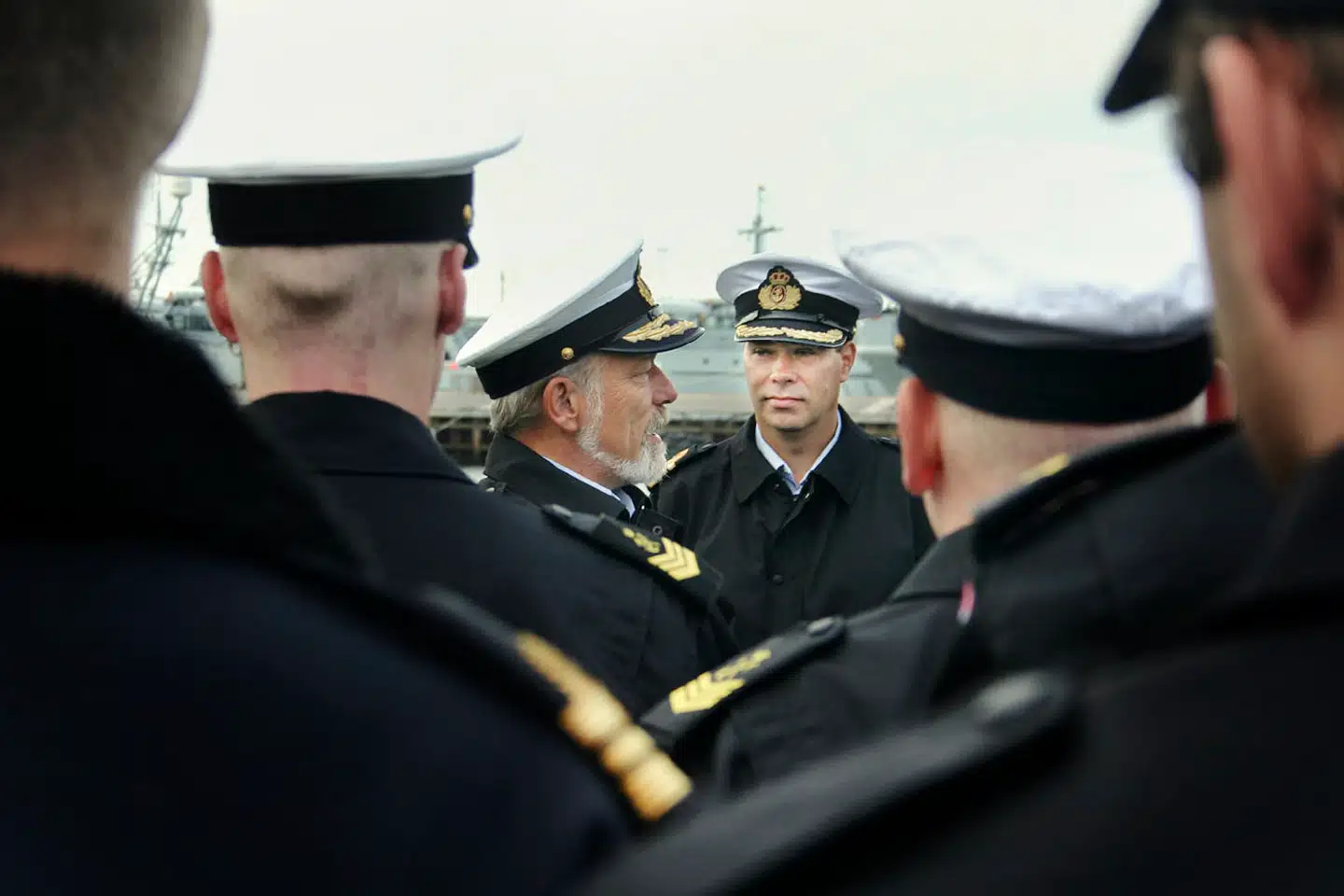 Virak om Peter Viggo Jakobsen har tvunget kontreadmiral Henrik Ryberg (bagest) ud på ytringernes frontlinje – Facebook . Foto: MJ Michael Christiansen