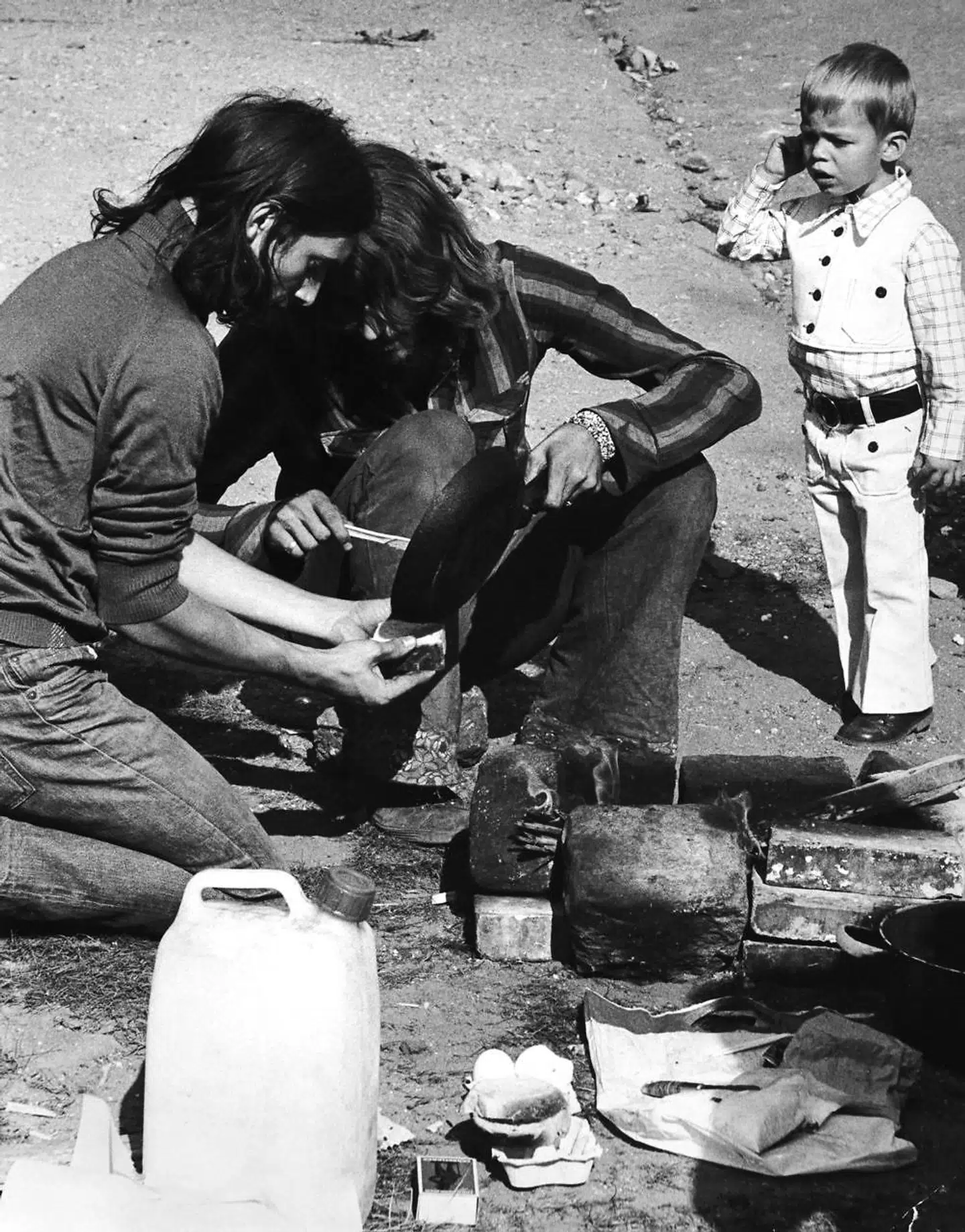 Folk laver mad på gaden på Christiania i sommeren 1973. Foto: Henrik Lüthcke/Ritzau Scanpix