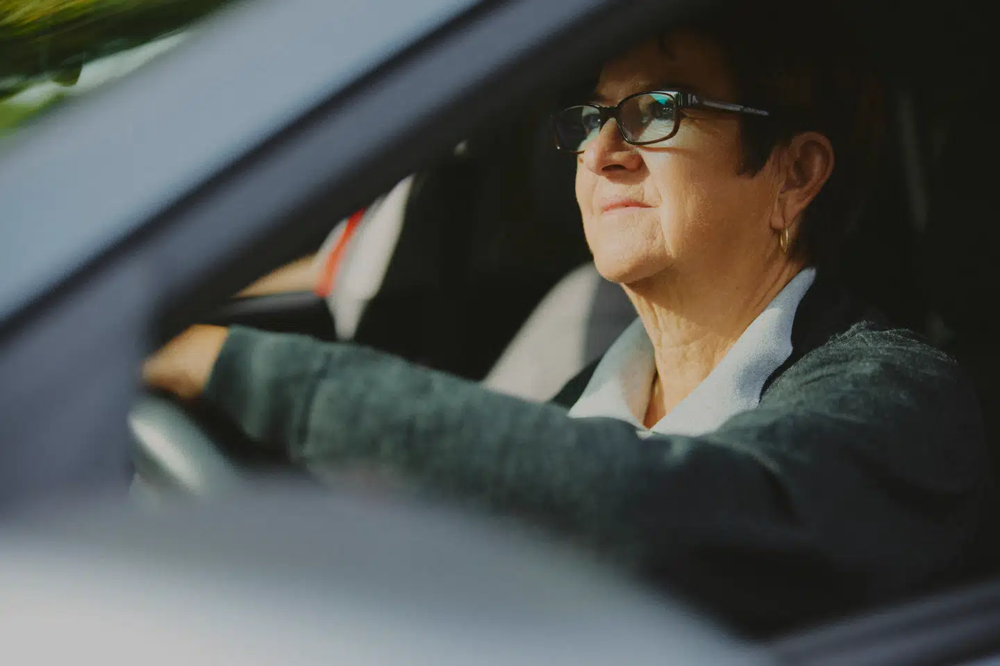 Med hånd over eget rat. Jette Jessens mand, der også kører taxa, bliver kaldt ham med konen. Photo: Jonas Pryner Andersen