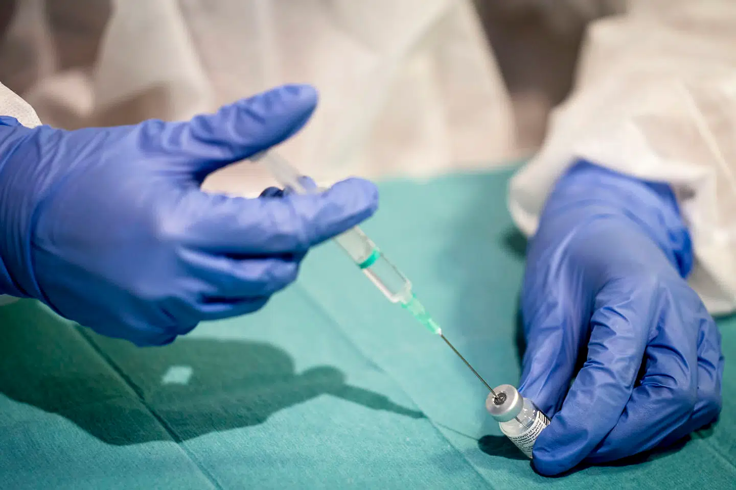 Risikoen for at udvikle de alvorlige lidelser, som vaccinerne i sjældne tilfælde kan medføre, er betragteligt større, hvis man smittes med covid-19, fastslår to omfattende nye studier. Foto: Mads Claus Rasmussen, Scanpix