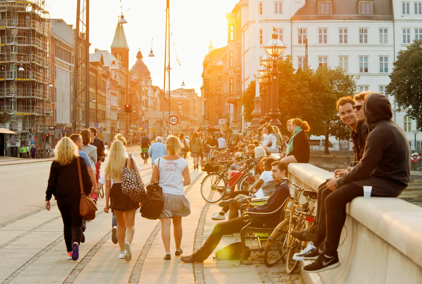 Sorgløs sensommer, men snart kan det blive knappe tider for de unge akademikere. Foto: Mads Jensen, Scanpix