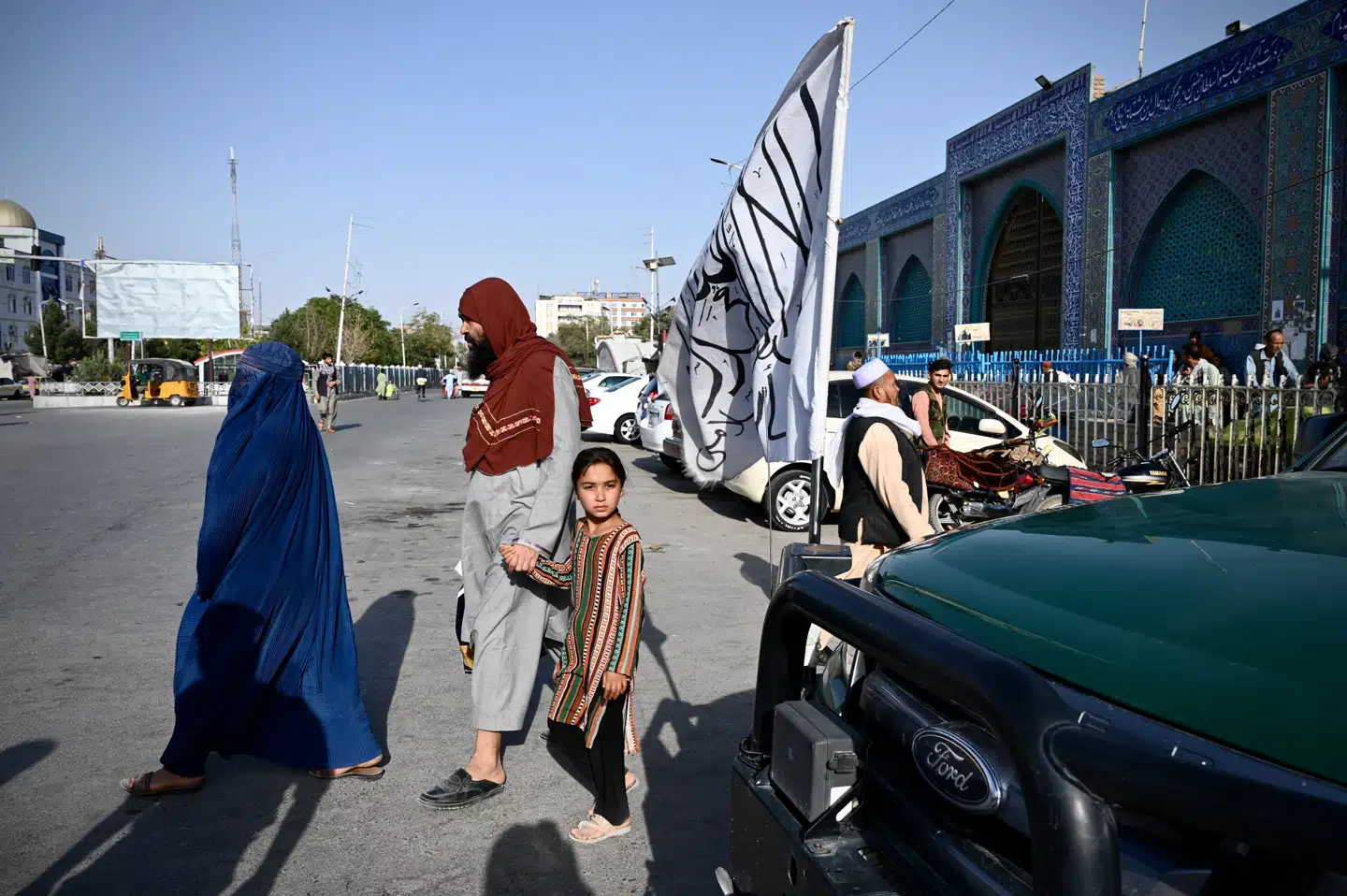 Talebans hvide flag blafrer fra en af de afghanske sikkerhedsstyrkers biler, foran Den Blå Moske i Mazar-e-Sharif. I moskeen fejrede Taleban tirsdag, at USA har forladt landet. Foto: Nanna Muus Steffensen