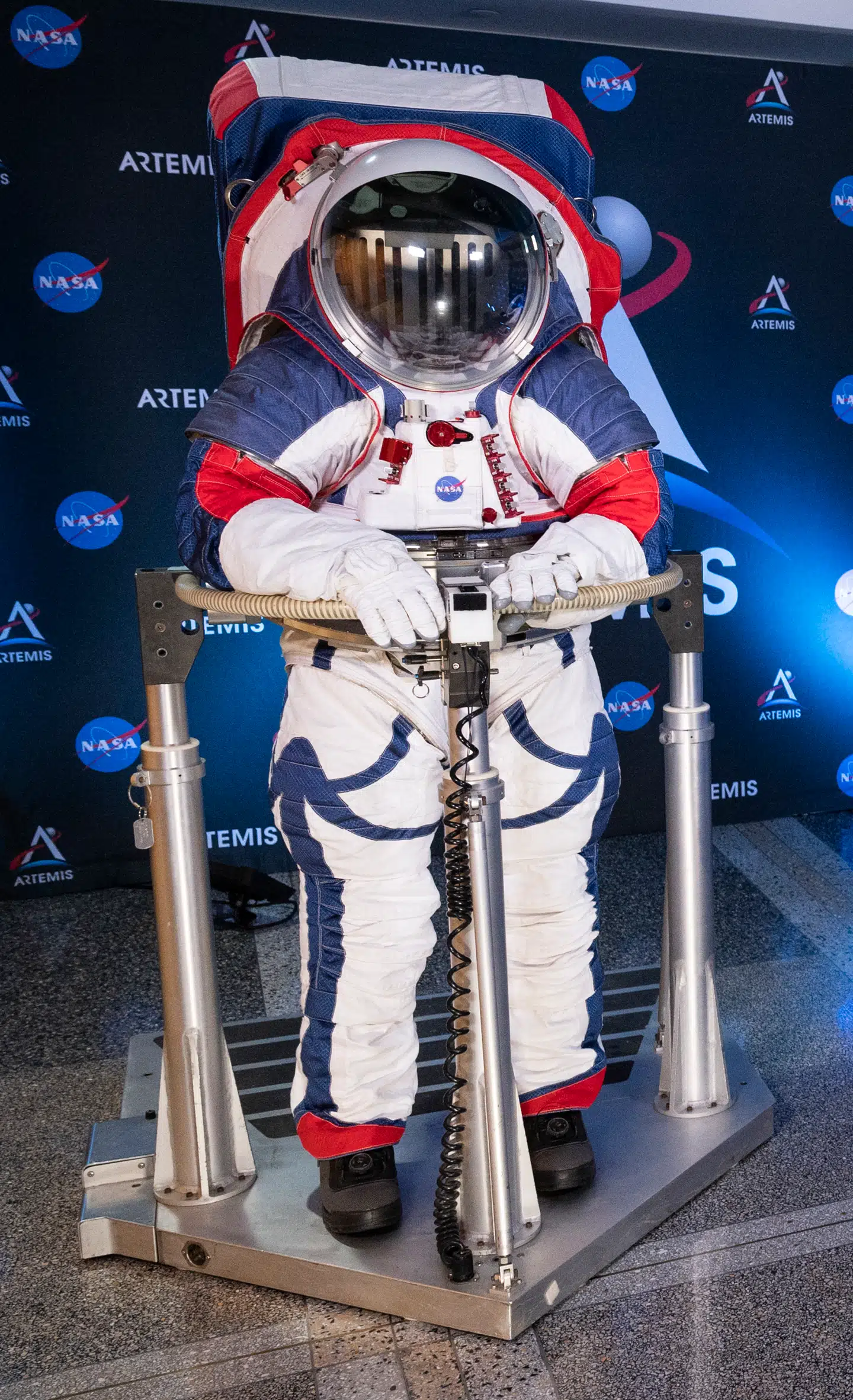 Prototype af den nye dragt, som det formentlig vil ende med at koste syv milliarder kroner at udvikle. Foto: NASA, Joel Kowsky, Scanpix