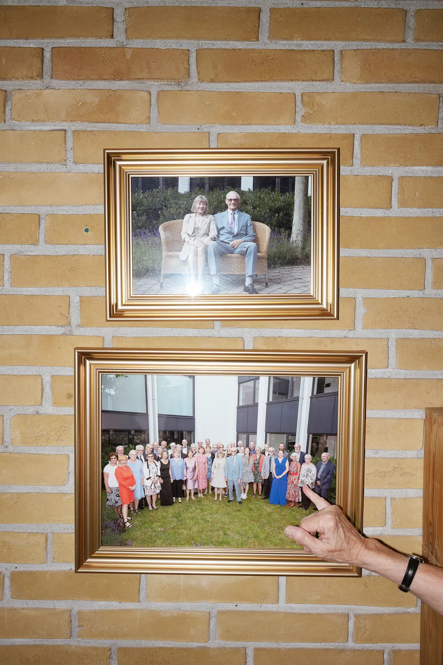 Sidste år kunne Bente og Kurt fejre guldbryllup – Bente i polkaprikket kjole og Kurt i støvblåt jakkesæt og lilla slips. På billedet fra dagen står ægteparret omgivet af vennepar og ligesindede fra Atomstation Risø. Foto: Asbjørn Sand