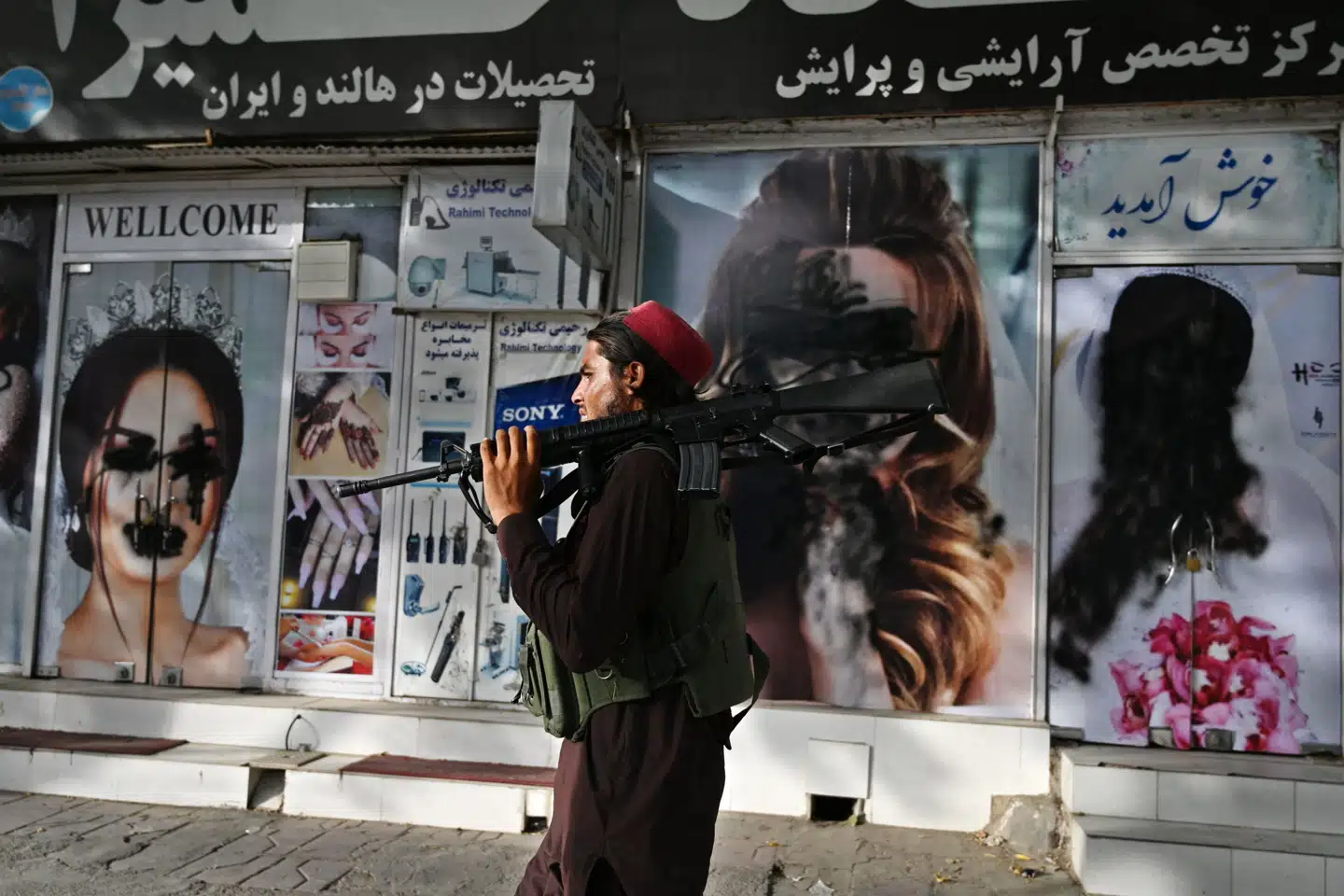 »Nederlaget er åbenlyst i Afghanistan, men det er et vilkår i en verden, hvor der til stadighed er kræfter, der vil gøre alt for at underminere demokrati og menneskerettigheder« beskriver Martin Krasnik i sin artikel. Foto: Wakil Kohsar, Scanpix